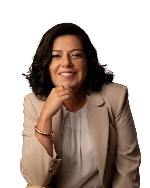 Dra. Thaís Ferreira Ortega sorrindo em blazer bege, advogada empresarial em Ribeirão Preto